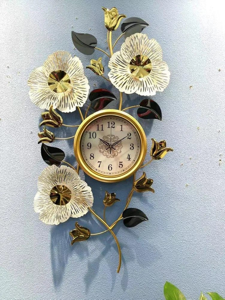 Wall Metallic horizontal decoration with clock